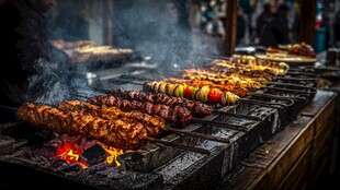 街头美味烤肉架上的盛宴
