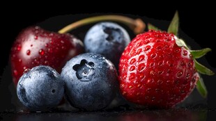 新鲜多汁的莓果组合