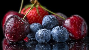 新鲜多汁的莓果组合