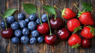 木质背景上的多彩新鲜浆果