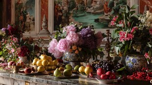 古典室内的花卉与水果陈列