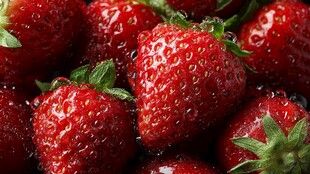 新鲜欲滴的饱满红草莓