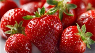 新鲜诱人的多汁红草莓