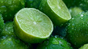 带水珠的青柠切片特写