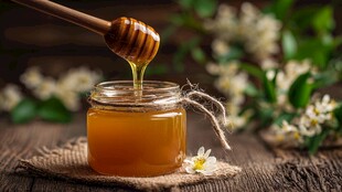 蜂蜜缓缓滴入玻璃罐中