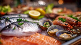 新鲜多样海鲜拼盘