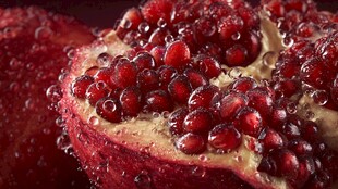 多汁饱满的新鲜红石榴