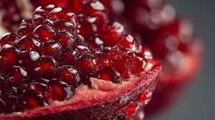 鲜红多汁的饱满石榴果粒