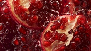 石榴果肉在气泡中绽放