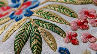 精美刺绣花卉图案细节