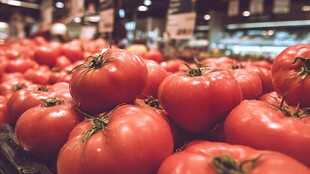 超市里的新鲜红番茄