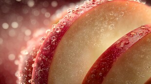 水润鲜切苹果片的诱人瞬间