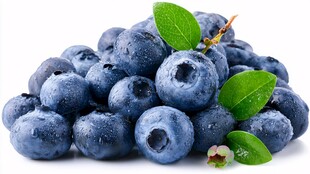 新鲜饱满蓝莓带绿叶果实