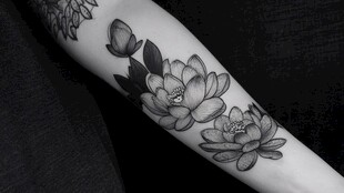 手臂上的精致莲花纹身