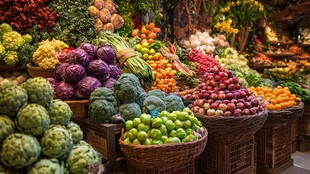 多彩新鲜果蔬摆满摊位