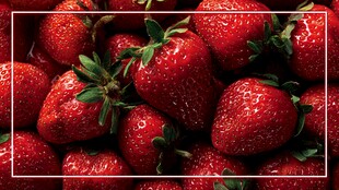 新鲜饱满的诱人红草莓