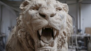 咆哮的狮子泥塑