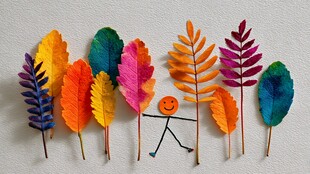 彩色秋叶与简笔小人造型