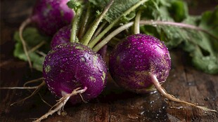 紫萝卜摆放在古朴木桌上