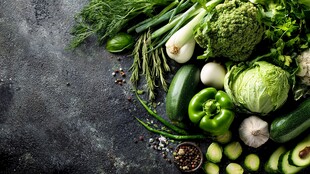 新鲜绿色蔬菜的多样组合