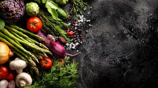 新鲜多样蔬菜摆于黑背景