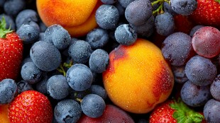 缤纷多汁的新鲜混合水果