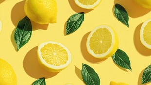 黄色背景上的柠檬与绿叶