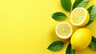 黄色背景上的新鲜柠檬