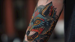 彩色狼头纹身艺术展示