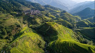 壮美梯田村落的山间风光