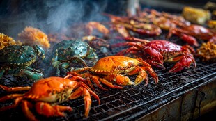 炭火上的多彩螃蟹盛宴