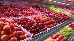 超市里色彩鲜艳的新鲜水果