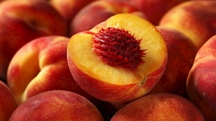 新鲜多汁的水蜜桃特写