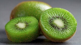 新鲜切开的美味绿心猕猴桃