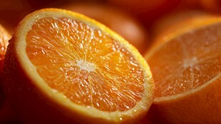 新鲜多汁的切片橙子