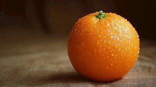 水珠点缀的新鲜橙子