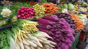 多彩蔬菜摆满摊位