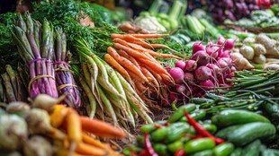 多彩新鲜蔬菜齐聚摊位