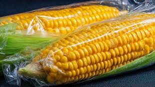 真空包装的新鲜甜玉米