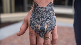 手背上的精美狼头纹身