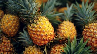 新鲜诱人的菠萝堆叠场景