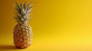 黄色背景上的新鲜菠萝