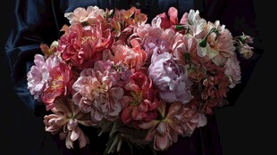 手持多彩繁花束