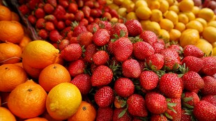 新鲜多彩水果堆叠