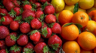 新鲜草莓与橙子的水果组合