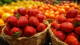 新鲜草莓盛放于篮中