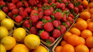 新鲜草莓柠檬橙子陈列