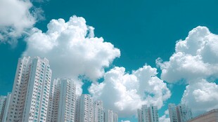 蓝天之下的高楼与白云