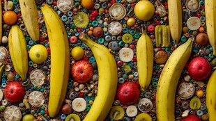 水果与多彩纽扣的创意组合