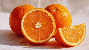 新鲜多汁的橙子及其切片